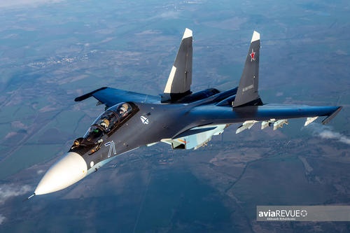 Выполнение дозаправок в воздухе летчиками в Калининградской области